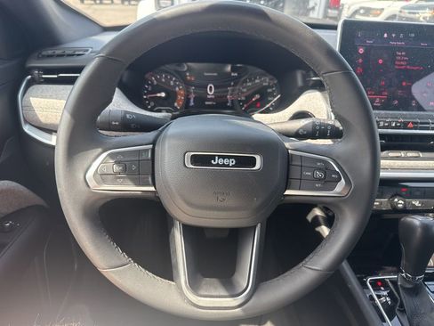 Used 2024 Jeep Compass Latitude image 3