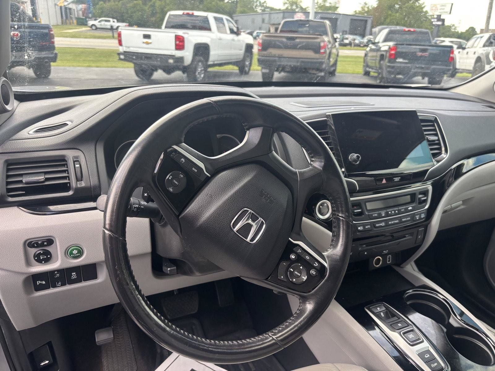 Used 2019 Honda Pilot Touring image 2