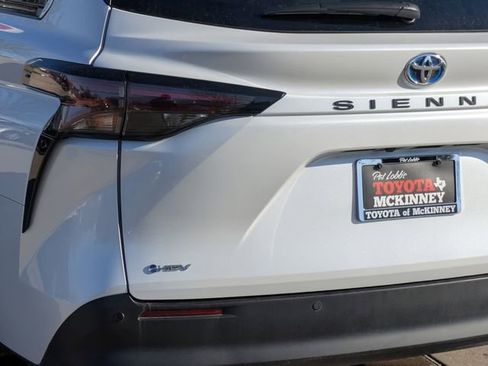 Used 2025 Toyota Sienna XLE image 9