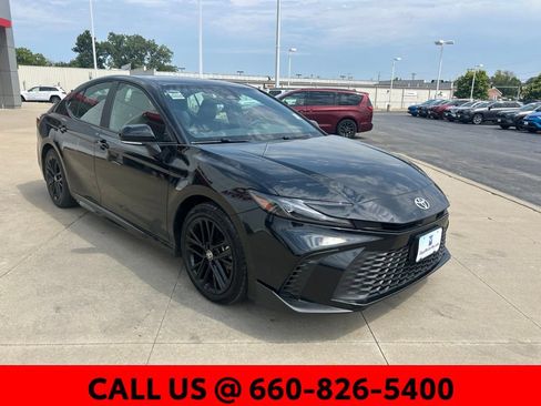 Used 2025 Toyota Camry SE FWD image 4