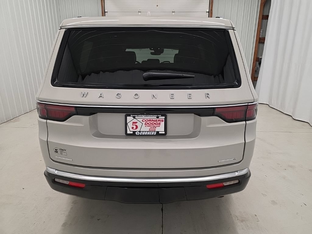 Used 2022 Jeep Wagoneer Series II AWD/4WD image 4