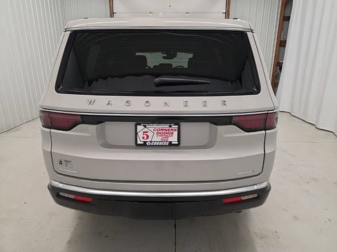 Used 2022 Jeep Wagoneer Series II AWD/4WD image 4