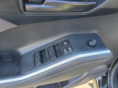 Used 2023 Toyota Highlander LE FWD image 19