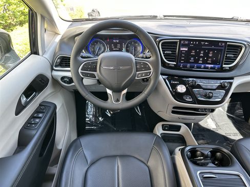 Used 2024 Chrysler Pacifica Touring-L FWD image 17
