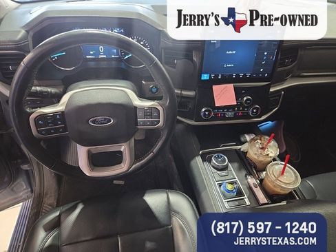 Used 2023 Ford Expedition XLT image 9