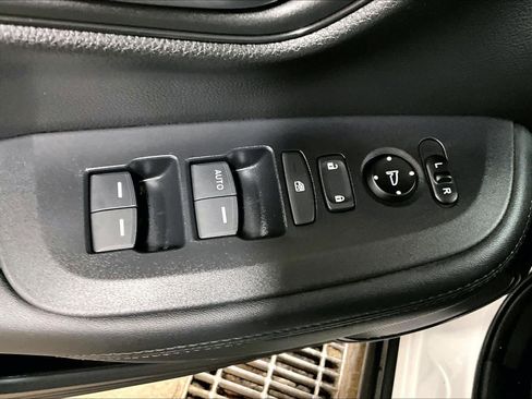 Used 2025 Honda HR-V LX image 32