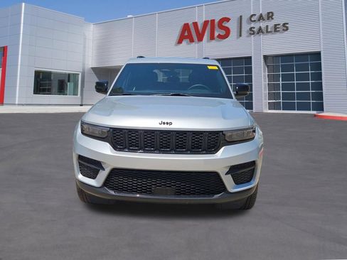 Used 2025 Jeep Grand Cherokee Altitude AWD/4WD image 10