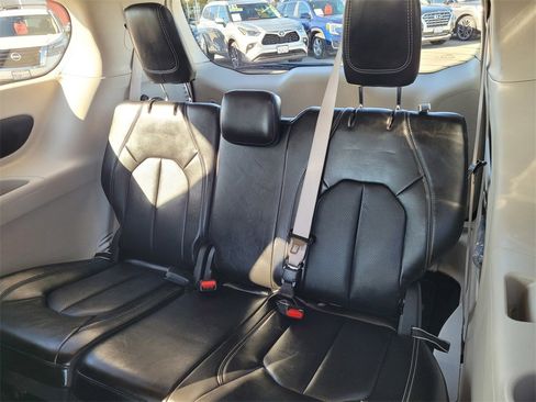 Used 2024 Chrysler Pacifica Touring-L image 9