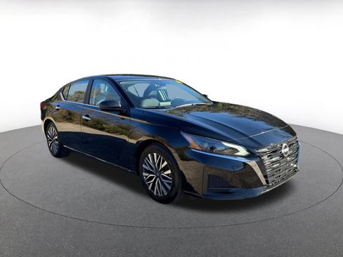 Used 2025 Nissan Altima 2.5 SV image 1