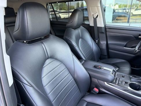 Used 2021 Toyota Highlander XLE FWD image 19