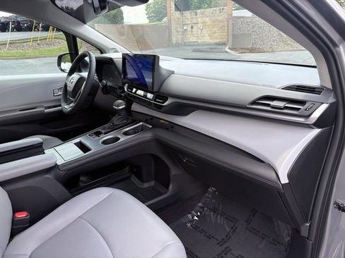 Used 2026 Toyota Sienna XLE FWD image 26