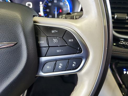Used 2020 Chrysler Pacifica Limited w/ Advanced Safetytec Group FWD image 25