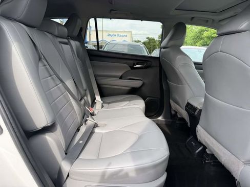 Used 2022 Toyota Highlander XLE AWD/4WD image 7