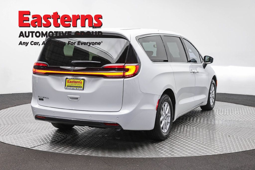 Used 2023 Chrysler Pacifica Touring-L FWD image 7