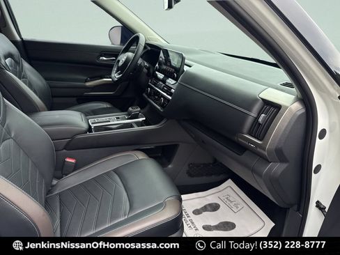 Used 2023 Nissan Pathfinder Platinum w/ Black Appearance Package FWD image 23