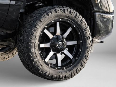 Used 2018 Nissan Titan SV w/ SV Convenience Package image 52