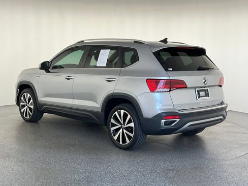Used 2023 Volkswagen Taos SE w/ Panoramic Sunroof Package FWD image 6