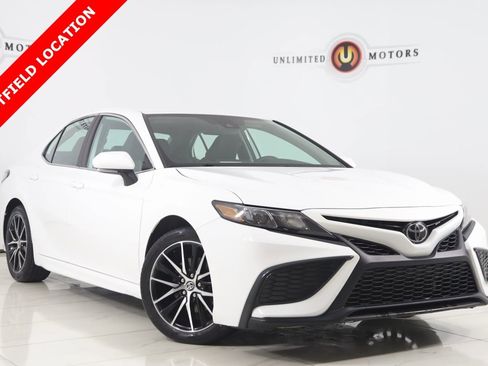Used 2021 Toyota Camry SE image 1