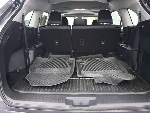 Used 2024 Toyota Highlander XLE image 16