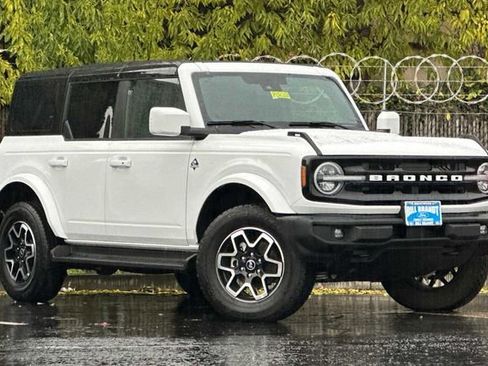 Used 2025 Ford Bronco Outer Banks image 2