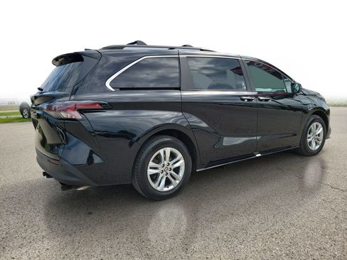 Used 2023 Toyota Sienna XLE Woodland Edition AWD/4WD image 4