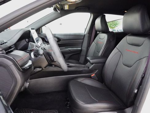 Used 2025 Jeep Compass Trailhawk w/ Trailhawk Elite Group AWD/4WD image 9