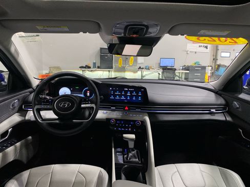 Used 2023 Hyundai Elantra Limited image 21