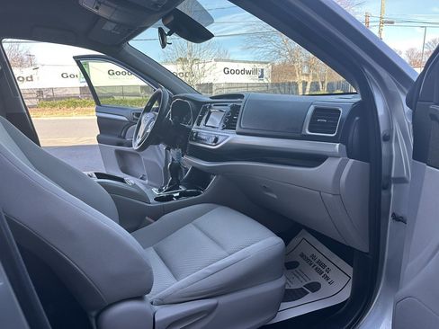 Used 2017 Toyota Highlander LE image 28