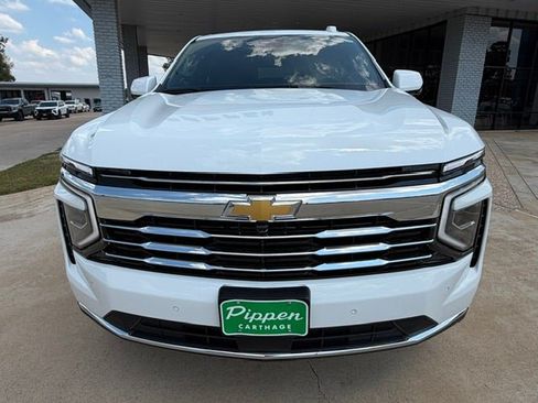 Used 2025 Chevrolet Suburban LT RWD image 3