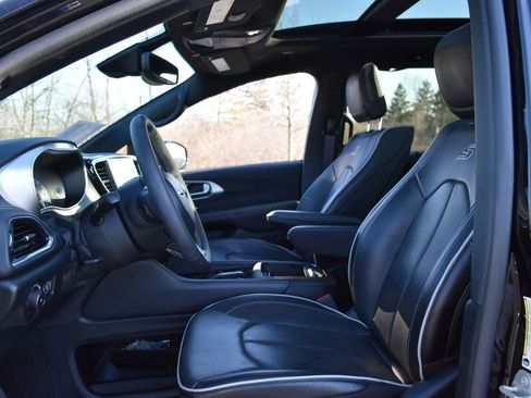 Used 2024 Chrysler Pacifica Limited w/ Uconnect Theater Family Group image 13