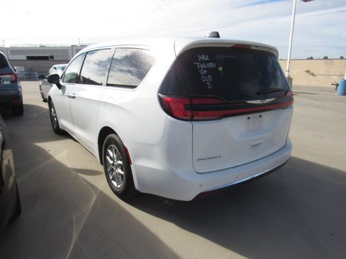 Used 2024 Chrysler Pacifica Touring-L image 4