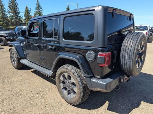 Used 2018 Jeep Wrangler Unlimited Sahara w/ Uconnect 4C Nav & Sound Group AWD/4WD image 11