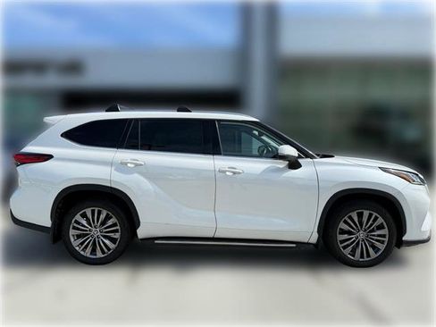 Used 2021 Toyota Highlander Platinum FWD image 8