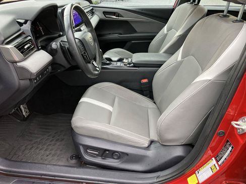 Used 2025 Toyota Camry SE w/ Convenience Package FWD image 12