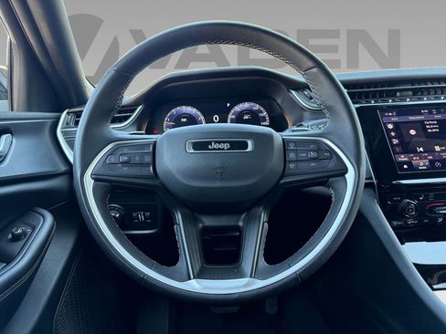 Used 2023 Jeep Grand Cherokee L Laredo image 11