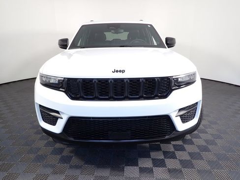 Used 2023 Jeep Grand Cherokee Altitude AWD/4WD image 8