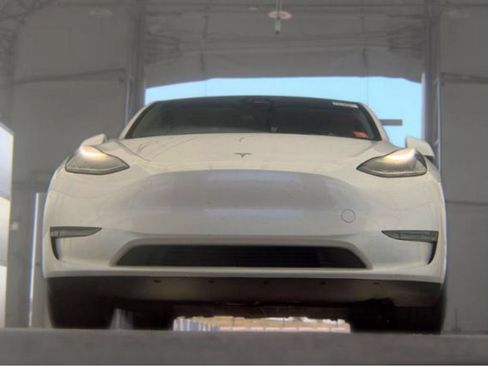 Used 2023 Tesla Model Y Long Range AWD/4WD image 3