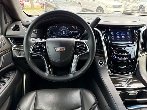 Used 2020 Cadillac Escalade Platinum image 17