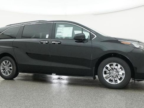 New 2026 Toyota Sienna XLE FWD image 10