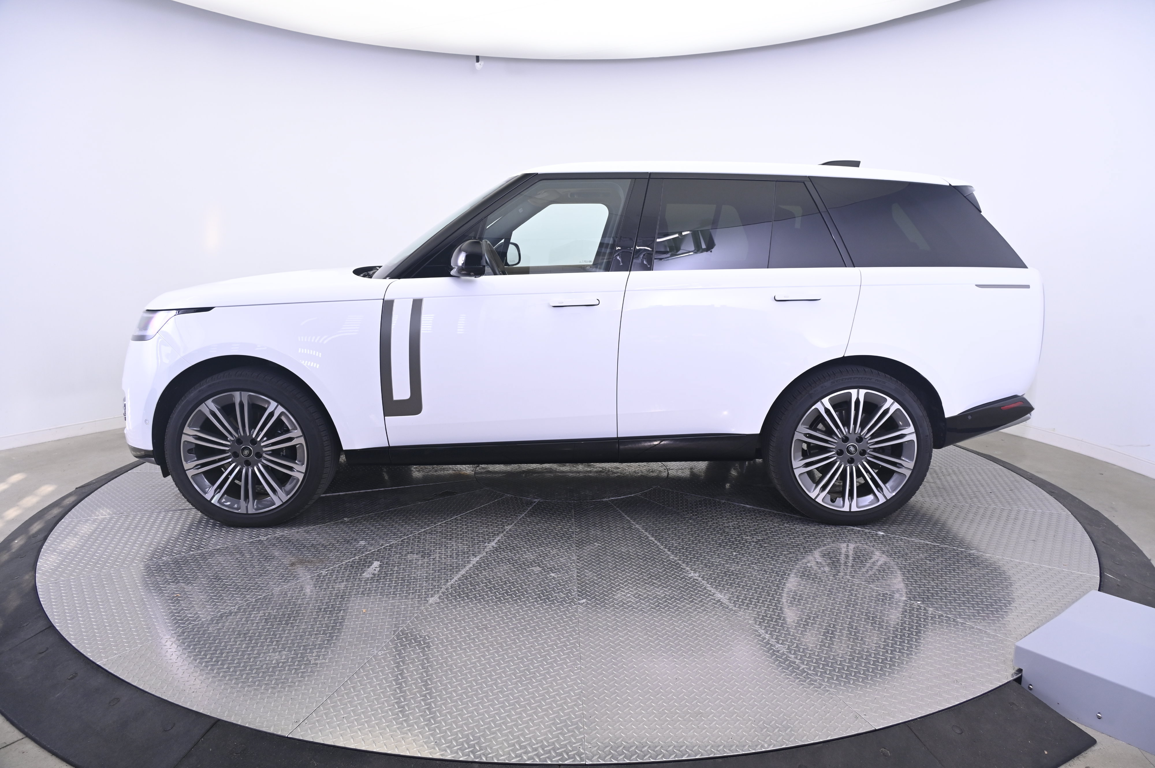 Used 2025 Land Rover Range Rover SE AWD/4WD image 2