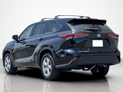 Used 2022 Toyota Highlander LE FWD image 3
