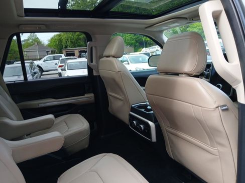 Used 2022 Ford Expedition Limited image 16
