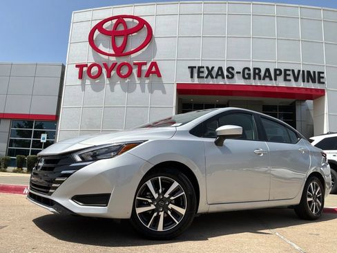 Used 2025 Nissan Versa SV FWD image 2