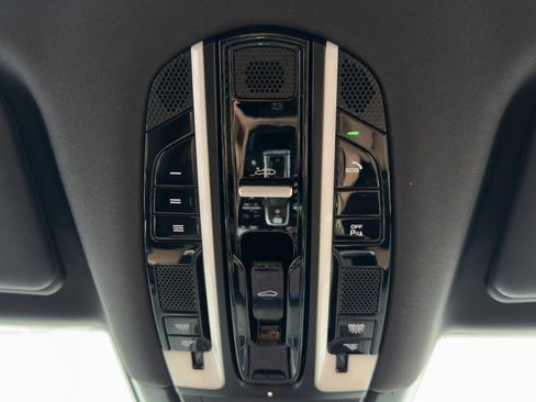 Used 2022 Porsche Cayenne image 36