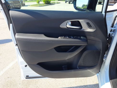 New 2026 Chrysler Pacifica Select image 14