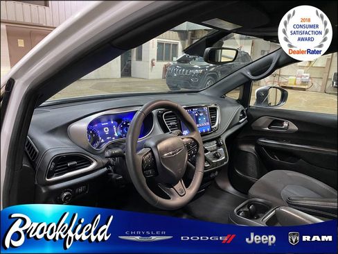 Used 2023 Chrysler Pacifica Touring image 31