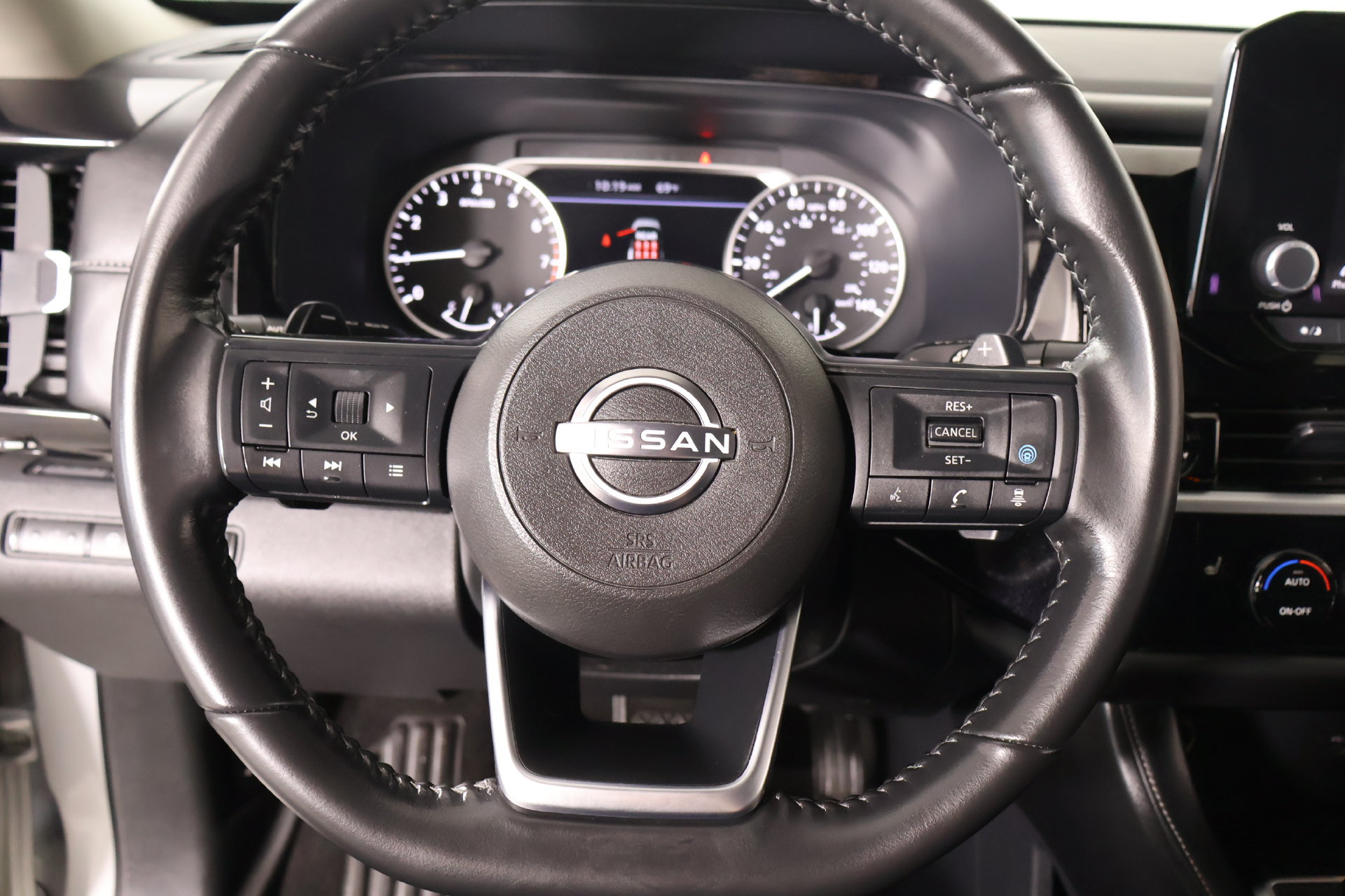 Used 2024 Nissan Pathfinder SV FWD image 3
