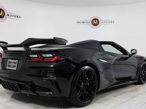 Used 2023 Chevrolet Corvette Z06 w/ Z07 Performance Package RWD image 3