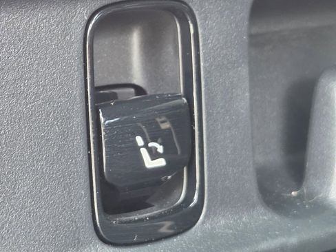 Used 2025 Mercedes-Benz GLC 300 4MATIC image 31