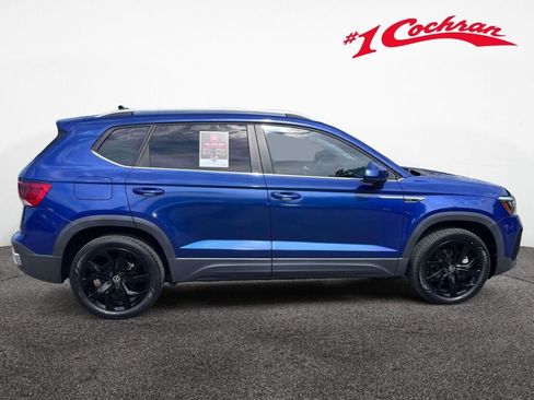 Used 2022 Volkswagen Taos SE w/ Panoramic Sunroof Package FWD image 6